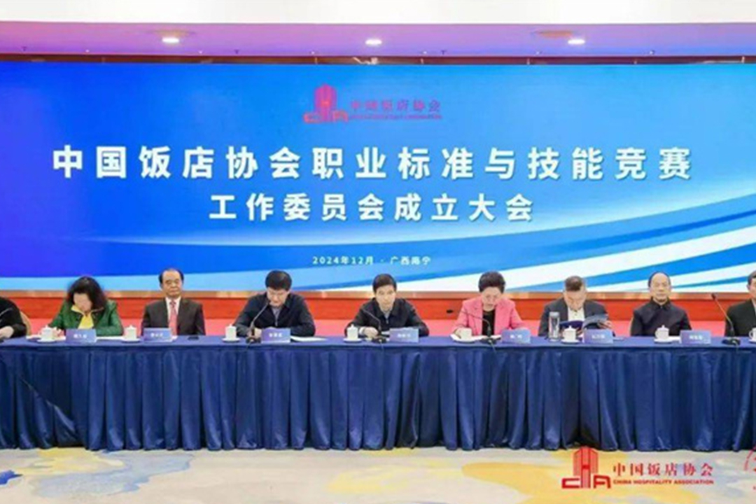 何逸奎大师荣获双聘书 助力餐饮行业高质量发展