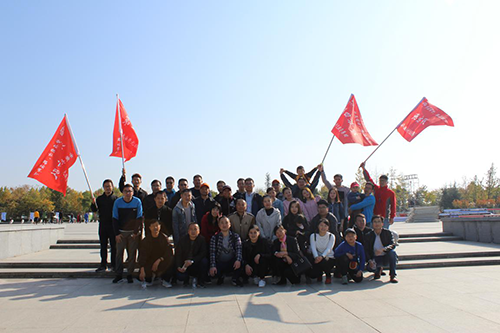 集团公司组织环湖徒步活动