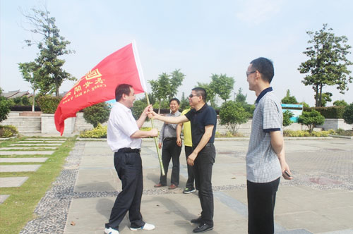 集团公司开展员工户外拓展活动