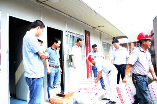 公司领导到工地进行高温慰问