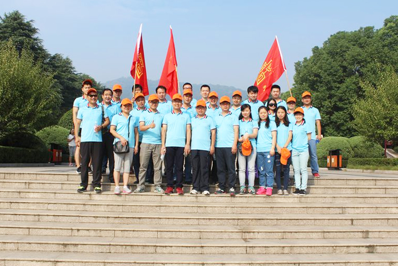 集团公司举办员工登山活动