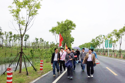 集团公司开展集体徒步活动