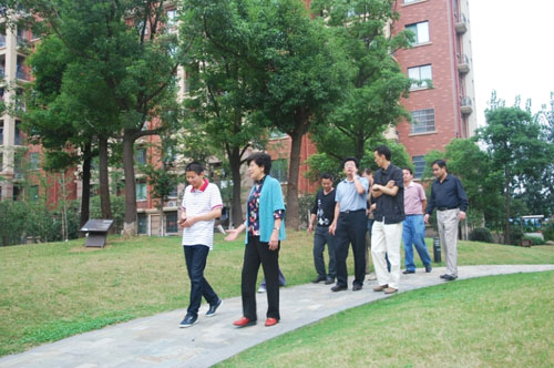 省人大常委会副主任朱维芳来我司考察慰问